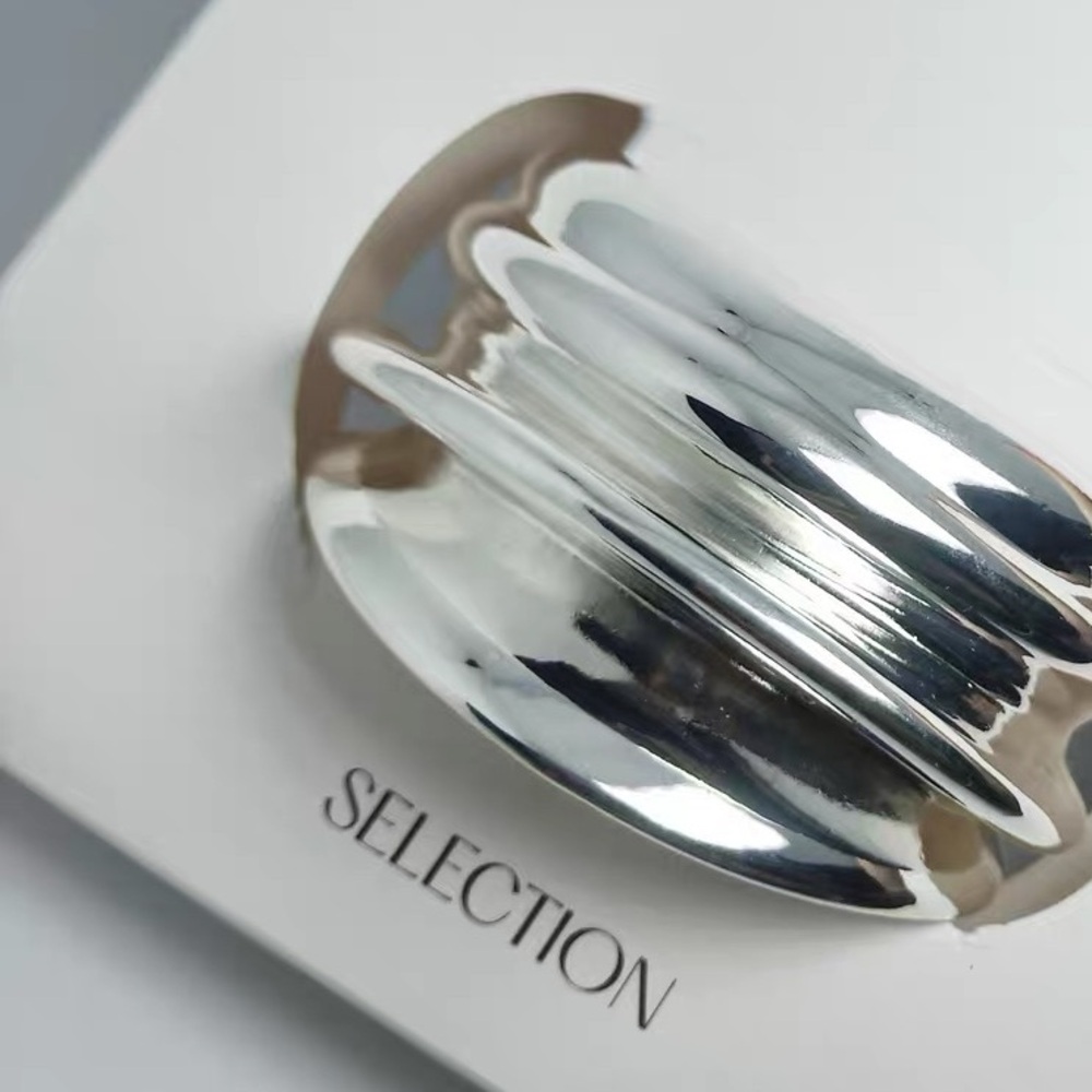 Mango
SELECTION
EMBOSSED  BRACELET - Picture 5 of 8